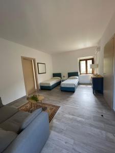 San Mauro CastelverdeAntico Borgo Buonanotte的客厅配有沙发和桌子