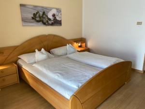 阿皮亚诺苏拉斯特拉达Hotel Gasthof WASTL的一张木架床