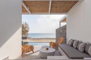 莫罗斯帕罗SummerSalt Villa Paros的带沙发的客厅,享有海景