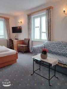 阿特斯特坦Pension Artstetten的酒店客房配有床、沙发和桌子。