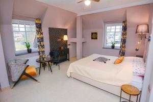 梅尔诺Willa Kashmir的卧室配有一张床和一张桌子及椅子