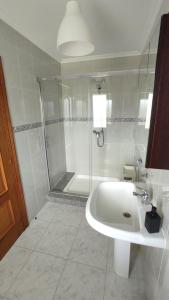 VimianzoCosta Da Morte的带淋浴和盥洗盆的白色浴室