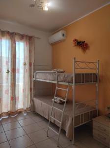 加利波利B&B Il Girasole的一间卧室设有两张双层床和一扇窗户。