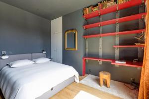 巴黎Appartement artiste atelier bail mobilité Palais Royal的卧室配有白色的床和红色架子