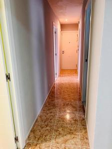 比韦罗Viveiro-Lugomar的房屋内铺着瓷砖地板的空走廊