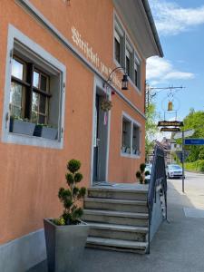 施泰因Garni-Hotel Mühletal的大楼前有楼梯的建筑