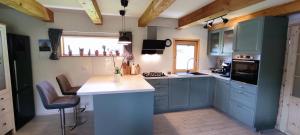 帕德纳特Wooden House Gabra的厨房配有蓝色橱柜和台面