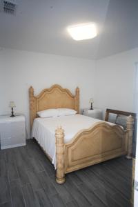 A beautiful queen bedroom客房内的一张或多张床位