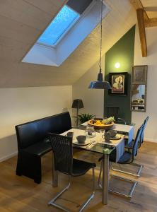 AitrachFerienwohnung d.d. Chalet的一间带天窗和桌椅的用餐室