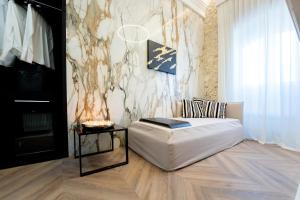 卡利亚里Nero Luxury Suites的客厅配有白色的床和桌子