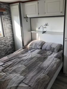 比伦Chalet ZonZeeSion T12 with Bikes!的一间卧室设有一张大床和一个水槽