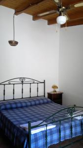 托里德欧索玛塞利亚格兰德酒店的一间卧室配有一张带蓝色毯子和天花板的床。