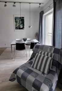 斯维诺乌伊希切Stella Baltic 26的一间卧室配有一张床和一张桌子及椅子