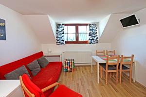 博兹达尔Apartmány Fox的客厅配有红色的沙发和桌子