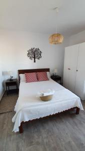 圣弗朗西斯科哈维尔CA NA CATALINA DEN ANDREU的卧室配有一张白色的床,上面有篮子