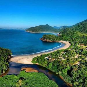 乌巴图巴Casa da Floresta entre Paraty e Ubatuba的享有海滩和河流的空中景致