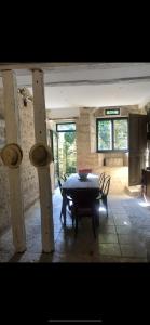 奥泽兰河畔弗拉维尼Le Clos de Melanie的客房设有桌椅和窗户。