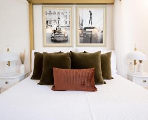 弗尔萨尔Apartments Mediteraneo的一张白色的床,上面有红色枕头
