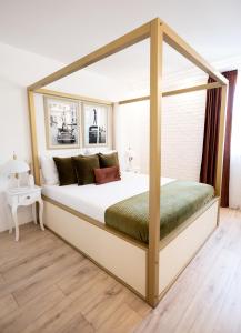 弗尔萨尔Apartments Mediteraneo的一间卧室,卧室内配有一张天蓬床