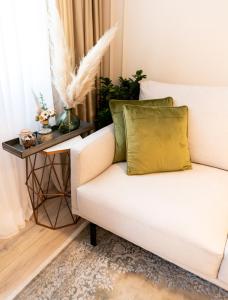 弗尔萨尔Apartments Mediteraneo的客厅里配有带黄色枕头的白色沙发