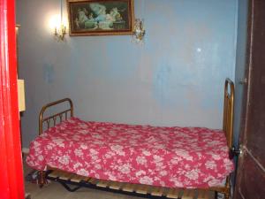 里尔Chalet appartement的蓝色客房,配有一张红色床罩