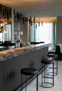 莱圭利亚Hotel Windsor的吧台前有两把凳子的酒吧