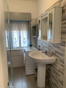 奥利韦里America的白色的浴室设有水槽和淋浴。