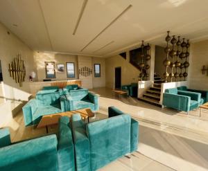 Douar DraoudHotel Atlantis Mazagan的客厅设有蓝色的沙发和楼梯。