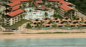嘎林海斯港Flat Experience Marulhos Resort的海滩上的度假村的空中景致
