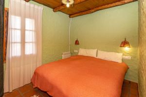 乌夫里克el garciago的一间带床的卧室,位于带窗户的房间内