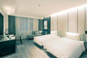 武汉武汉光谷广场杨家湾亚朵酒店的酒店客房配有两张床和一张书桌