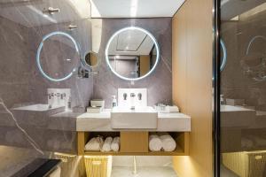 成都春熙路文殊院地铁站亚朵S酒店的一间浴室