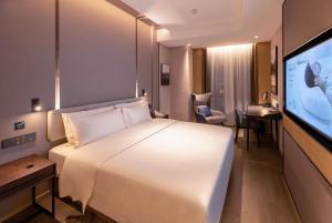 惠州仲恺天益城亚朵酒店客房内的一张或多张床位