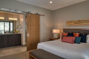 布雷肯里奇Grand Colorado on Peak 8的一间带大床的卧室和一间浴室