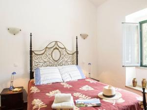 新蒙特莫尔卡萨达菲盖拉农家乐的一间卧室配有一张大床,上面有帽子