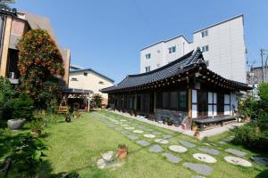 光州Dasomchae Hanok stay的建筑前带花园的建筑