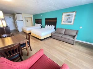 大洋城卡萨布兰卡海滨酒店的酒店客房带两张床、一张桌子和一张沙发