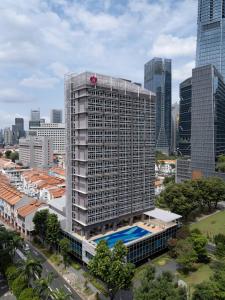 新加坡胡姬酒店的一座高大的建筑,在城市前方有一个游泳池