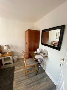 诺丁汉ROOM ONLY - private property in quiet estate的客房设有带镜子和椅子的书桌