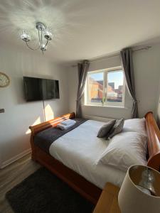 诺丁汉ROOM ONLY- option of the entire house if available - private property in quiet estate的一间卧室设有一张大床和一个窗户。