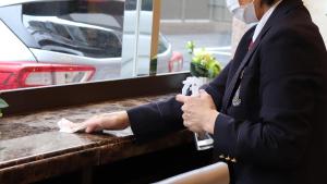 福生市Toyoko Inn Tokyo Fussa Ekimae Higashi guchi的穿着西服的女人坐在桌子上