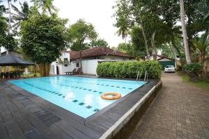 卡卢特勒Gedara Villa的院子里有一个橘子管的游泳池