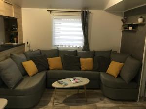 弗雷瑞斯La Baume 515的客厅配有带黄色枕头的灰色沙发