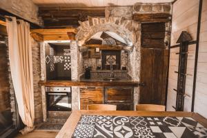 杰拉拉廖Appartamenti montemezzo le case in pietra Vista lago的客房内设有带炉灶和水槽的厨房