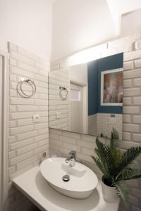 雅典Blue Ark Comfort near Acropolis的浴室设有白色水槽和盆栽植物