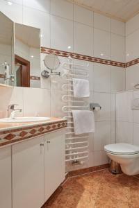 斯拉德明福鲁克斯佩克劳克霍夫旅馆的白色的浴室设有水槽和卫生间。