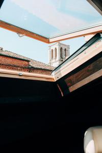费拉拉My Loft的从汽车屋顶上可欣赏到建筑物的景色