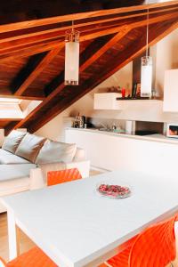 费拉拉My Loft的厨房配有木制天花板和白色的桌椅