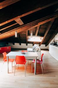 费拉拉My Loft的一间设有白色桌子和红色椅子的用餐室