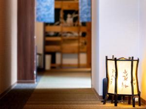 福冈中今旅馆的走廊上的一对椅子